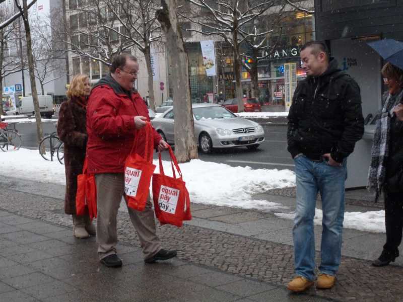 die Passanten schauen etwas skeptisch