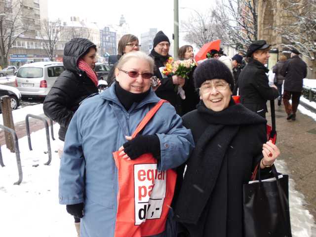 nach dem Hissen der Fahne vor dem Rathaus Charlottenburg-Dagmar Koenig und Marion Halten-Bartels