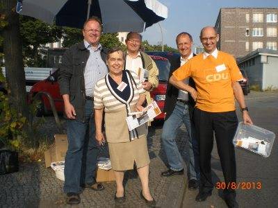 Vor Ort bei den BVG-Busfahrer(inn)en: CDA-Kreisvorsitzender Frank Zwiener, stellv. Kreisvorsitzende Marion Halten-Bartels, Vorstandsmitglied Joachim Welz, Bundestagskandidat Klaus-Dieter Grhler und Karsten Sell aus dem teAM Grhler.