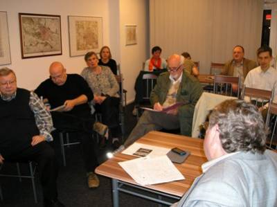 Zahlreiche Interessierte diskutieren mit Joachim Krger