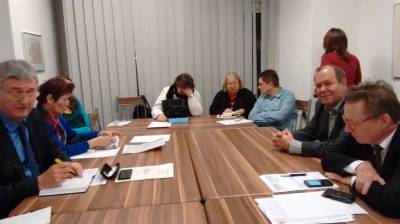 man wartet auf die Auszhlung der Ergebnisse