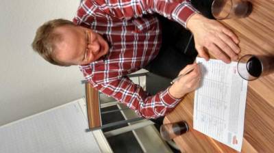 Der Vorsitzende, Frank Zwiener, unterzeichnet \