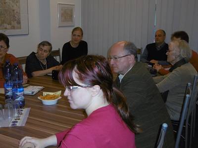 die Teilnehmerinnen und Teilnehmer verfolgen interessiert die Vortrge