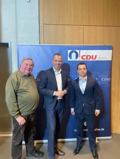 Neujahrsempfang der CDU, CDA und JU Pankow mit CDU-Generalsekretr Mario Czaja (mitte). Zu Gast: Joachim Krger, CDA-Kreisvorsitzender von Charlottenburg-Wilmersdorf (links im Bild) und Harald Burkart, CDA-Kreisvorsitzender von Pankow (rechts im Bild).