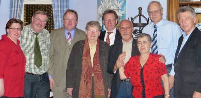 Unser Foto zeigt (v.l.n.r.)
Christine Zwiener (25), Joachim Krger MdA (40), Marion Halten-Bartels (25), Frank Zwiener (25), Barbara Siele (40), Dr. Uwe Weigmann (25), Jens Friedrich (25), Klaus-Ulrich Ptz (25) und Dietmar Nobiling (40).
Foto: Melanie Zwiener