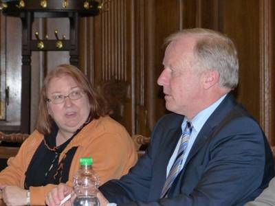 CDA-Landesvorsitzende Dagmar Knig im Gesprch mit Peter Wei MdB