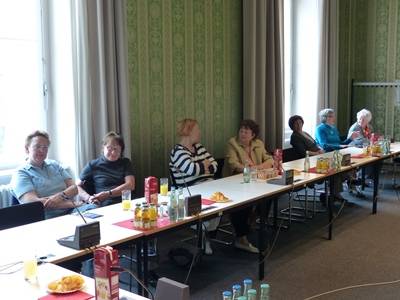 Interessierte Diskussion im Sitzungssaal