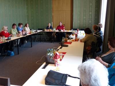 Die Gste verfolgen die Ausfhrungen von Joachim Krger